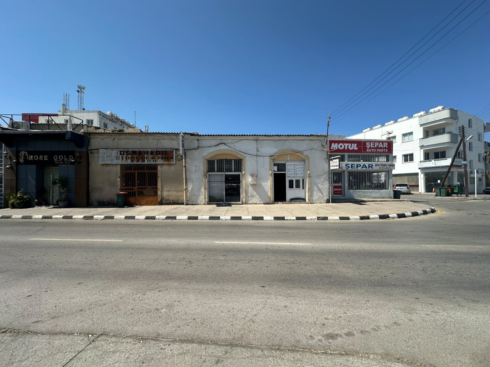 Güzelyurt Merkezde Geniş Sende Katlı Kiralık Dükkan