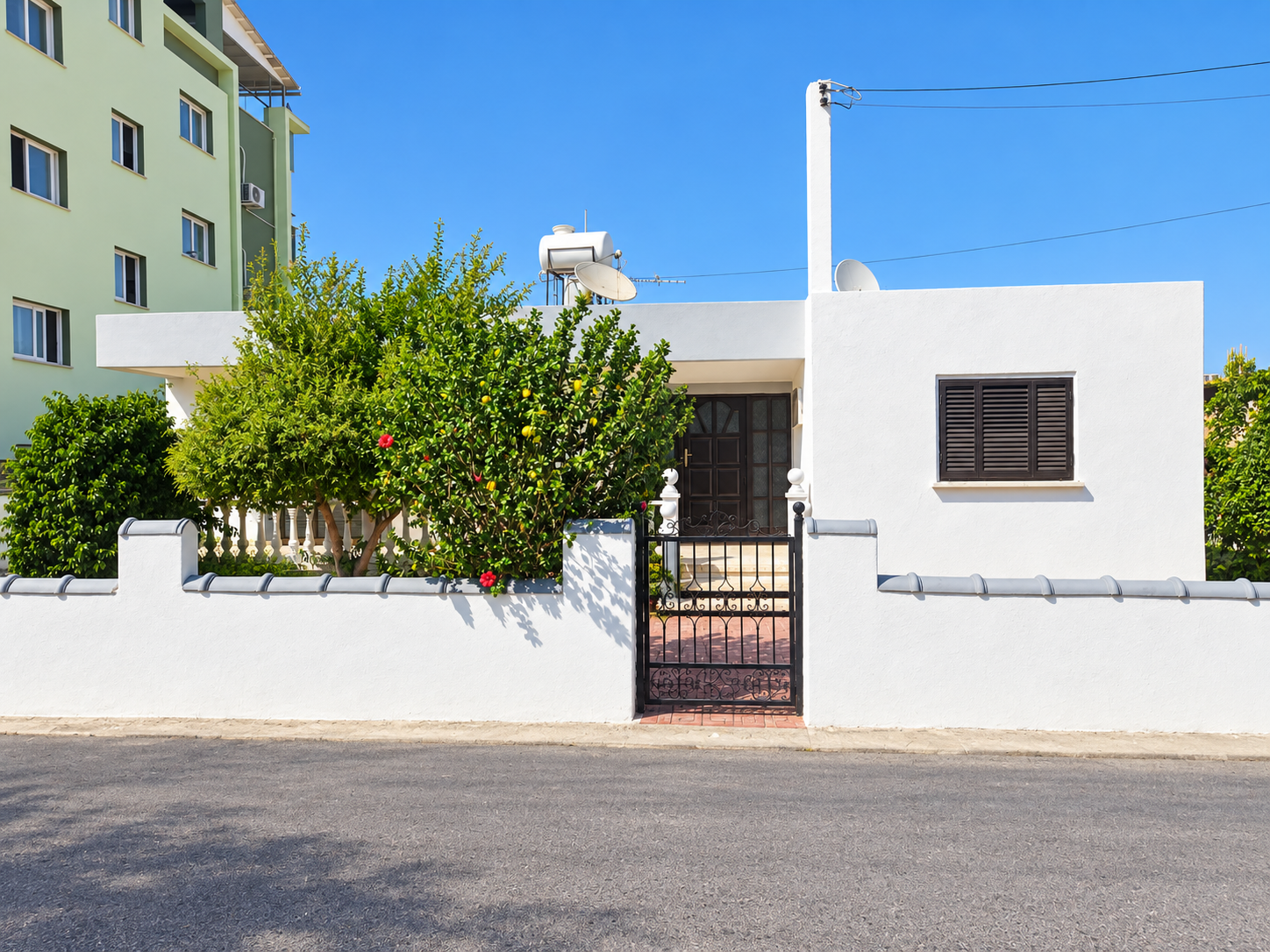 GÜZELYURT MERKEZDE MÜSTAKİL, GENİŞ BAHÇELİ SATILIK BUNGALOW - Görsel 1